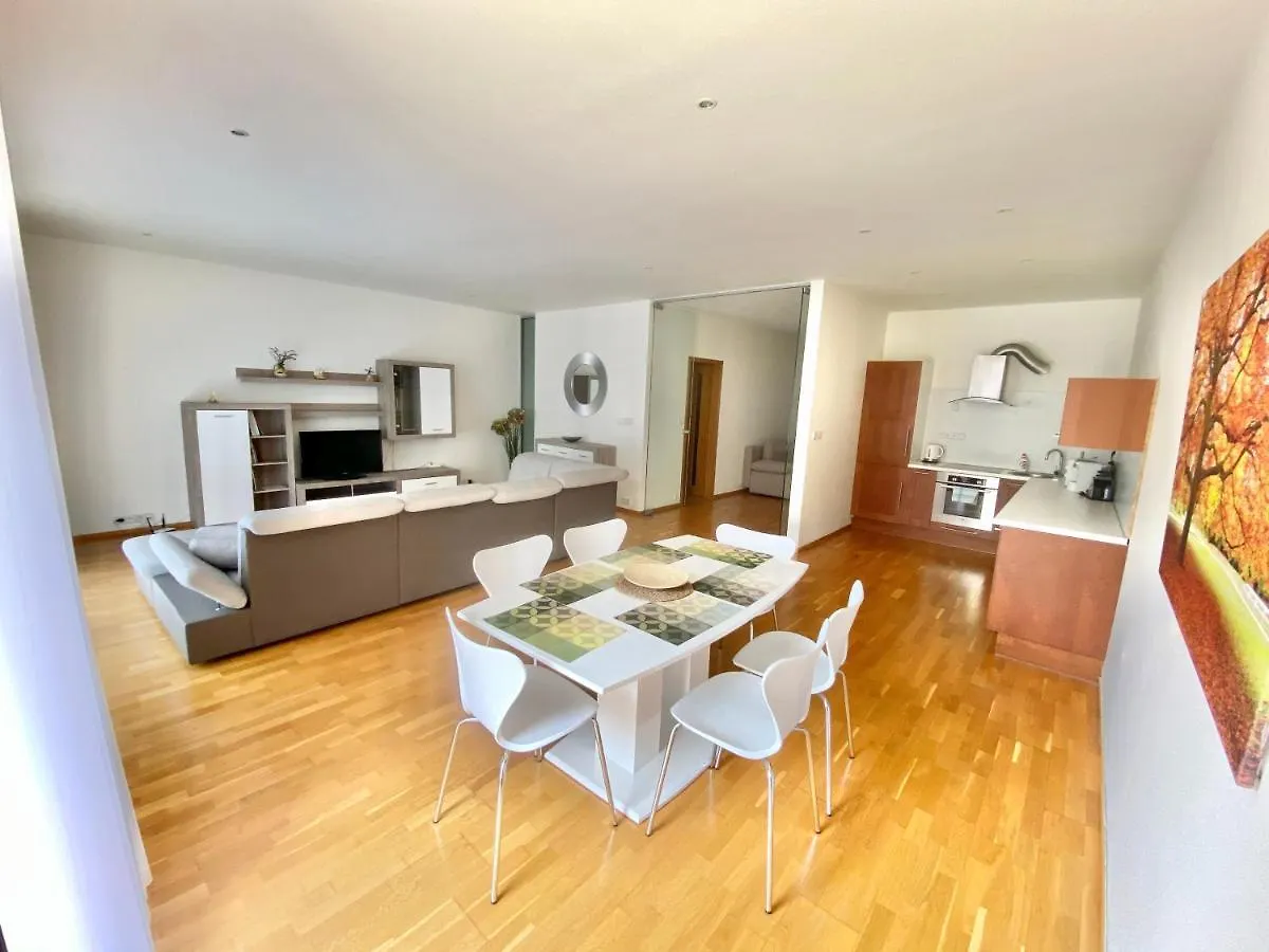 Apartment Korunni Dvur, 2 Free Parkings Prague Czech Republic