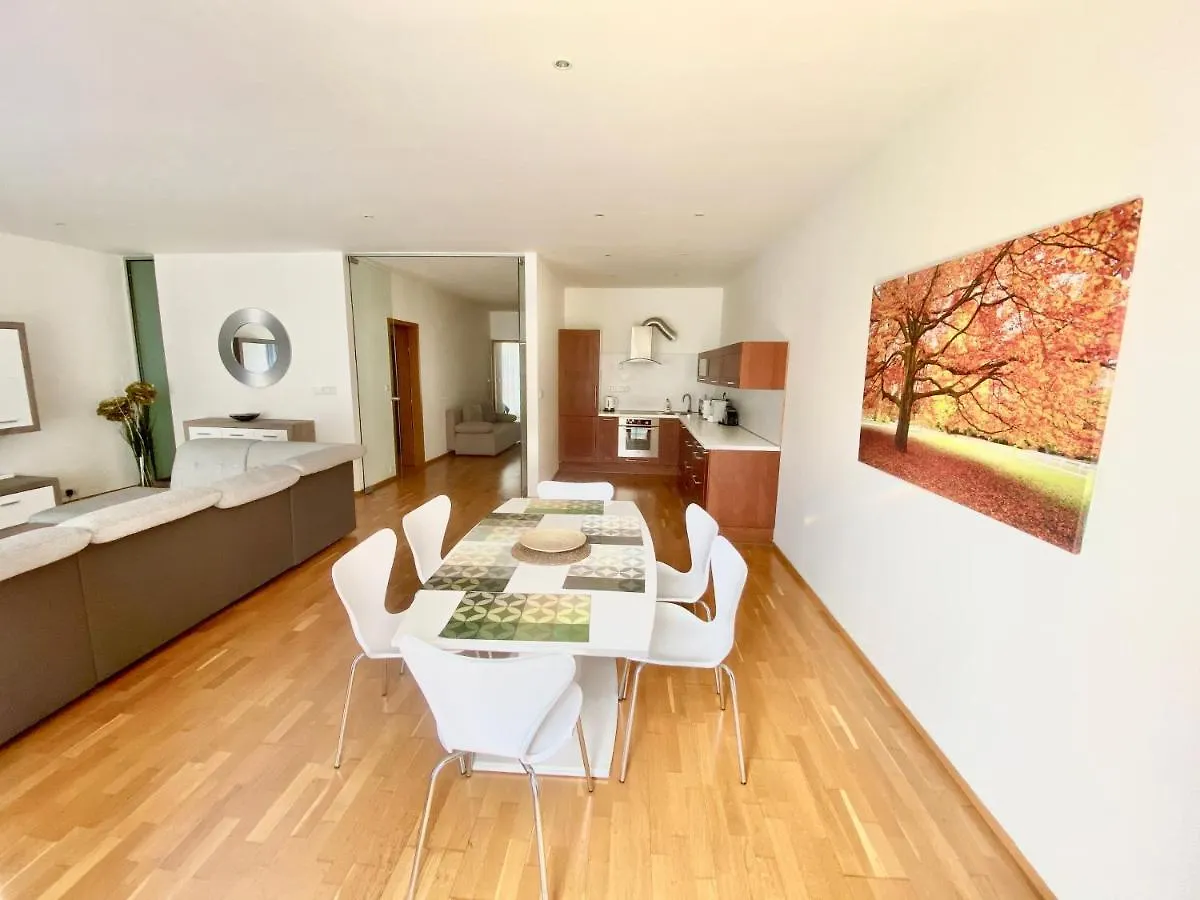 Apartment Korunni Dvur, 2 Free Parkings Prague